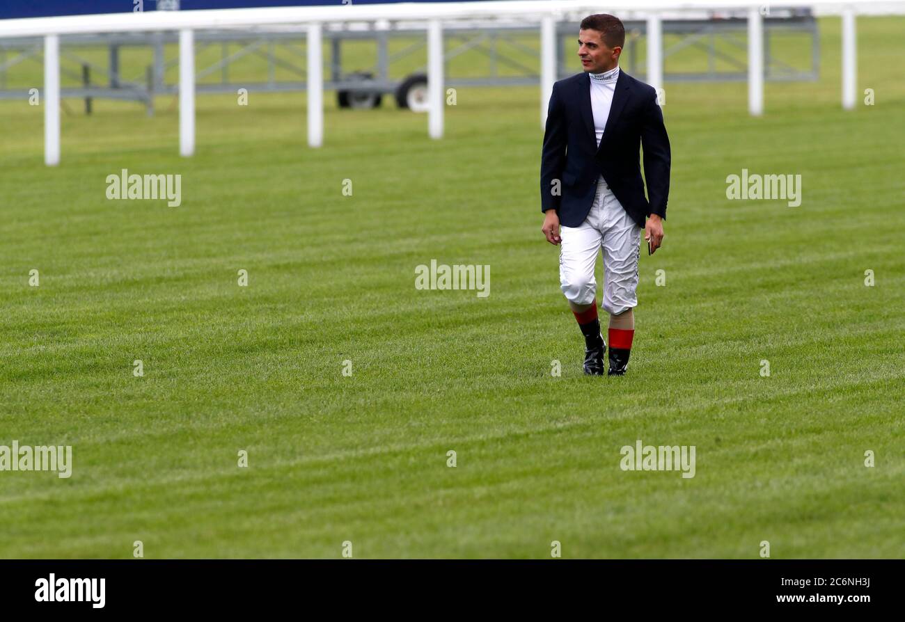 Andrea Atzeni a piedi il corso presso l'ippodromo di Ascot, Berkshire. Foto Stock