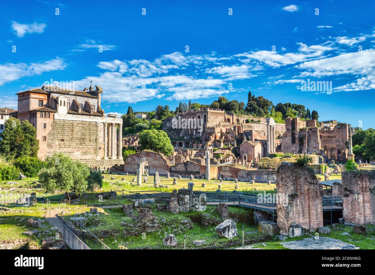 Forum Romanum durante un giorno di sole, Roma, Italia parole chiave: roma, roma, forum, romanum, tramonto, illuminato, roma Foto Stock