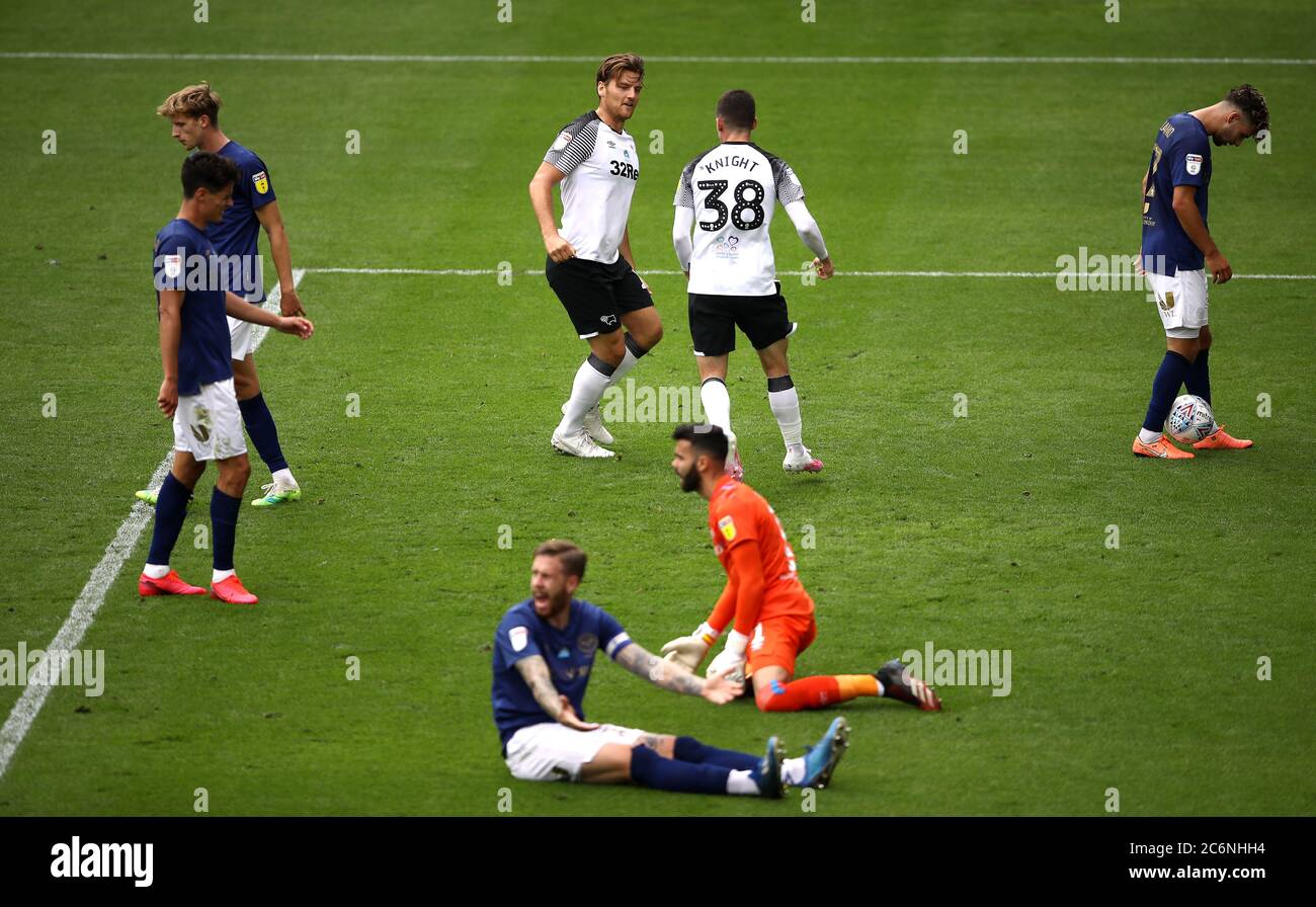 Jason Knight (centro) della contea di Derby celebra il primo gol della partita con il compagno di squadra Chris Martin durante la partita del campionato Sky Bet al Pride Park, Derby. Foto Stock