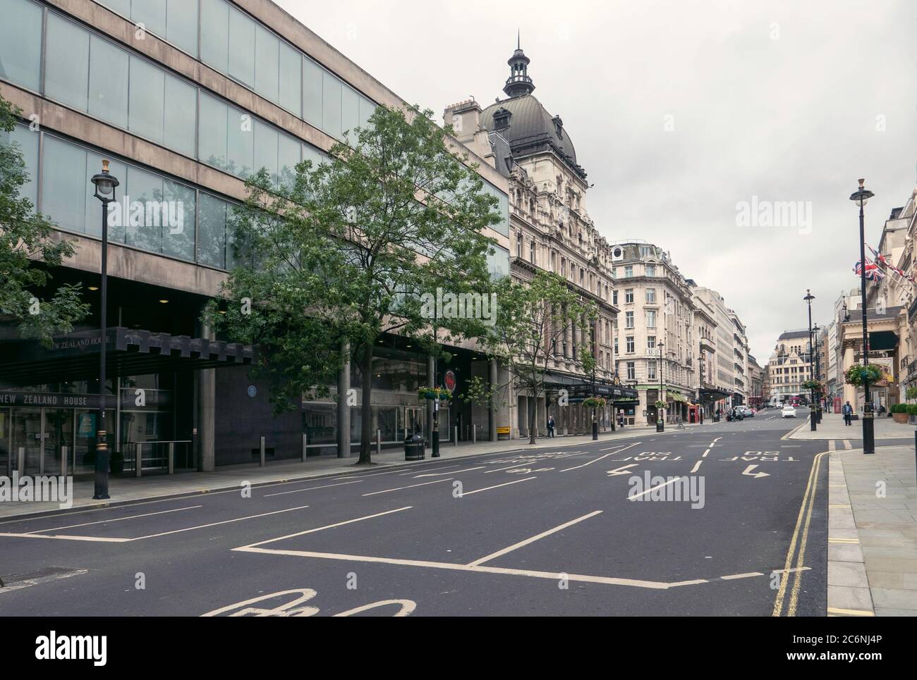 La strada deserta a Piccadilly, Londra che conduce fino a Piccadilly Circus durante la pandemia del Covid-19. Foto Stock