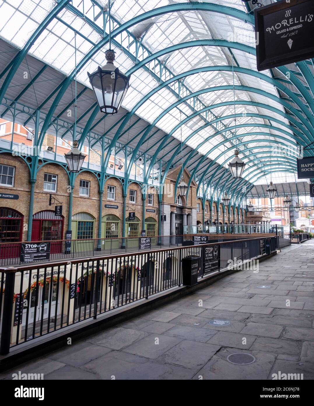 L'interno desertato della piazza durante la pandemia del Covid-19 a Covent Garden, Londra, Regno Unito. Foto Stock