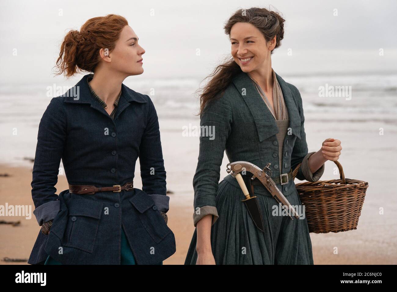 CAITRIONA BALFE e SOPHIE SKELTON in OUTLANDER (2014), regia DI BRIAN KELLY e ANNA FOERSTER. Stagione 5. Credit: STARZ / Album Foto Stock