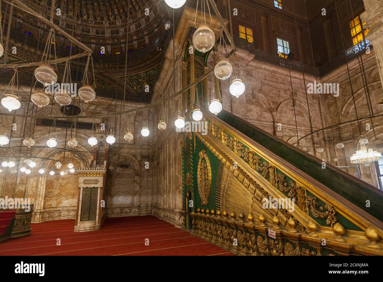 Nicchia di preghiera (mihrab) e pulpito (minbar) nella Grande Moschea di Muhammad Ali Pasha, la Cittadella, il Cairo Foto Stock