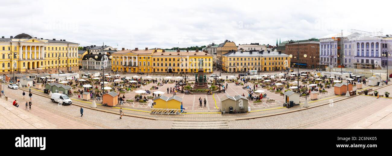 La piazza del Senato nel cuore di Helsinki è trasformata in un gigantesco ristorante estivo. I visitatori possono gustare le loro bevande e cibo in un ambiente culturale. Foto Stock