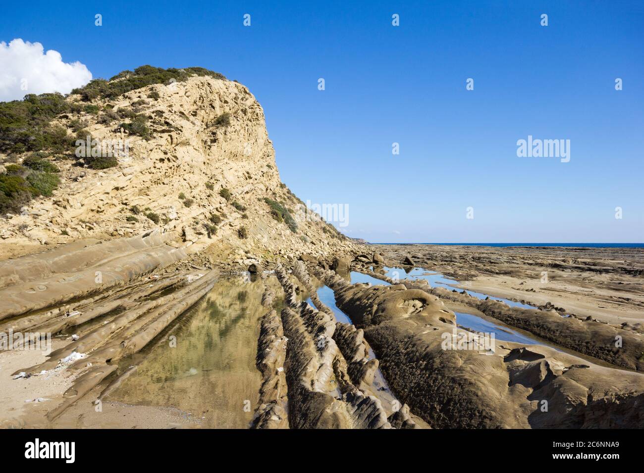 Rocce sedimentarie e piscine maree sulla costa della penisola di Karpas, Cipro settentrionale Foto Stock