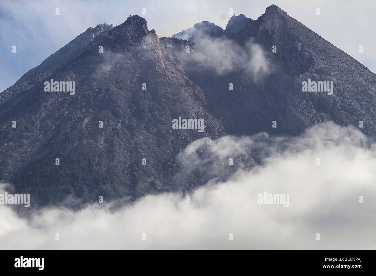 Sleman, Indonesia. 11 Luglio 2020. La vista del Monte Merapi a Cangkringan Sleman Yogyakarta, Indonesia, Sabato, il 11 luglio 2020. Secondo l'autorità per l'investigazione e lo sviluppo del Centro per la tecnologia geologica di disastro (BPPTKG), il Monte Merapi ha subito una deformazione significativa, prevista per sperimentare eruzioni esplosive come quelle che si sono verificate nel 2006 che hanno ucciso un certo numero di persone. (Foto di Devi Rahman/INA Photo Agency/Sipa USA) Credit: Sipa USA/Alamy Live News Foto Stock