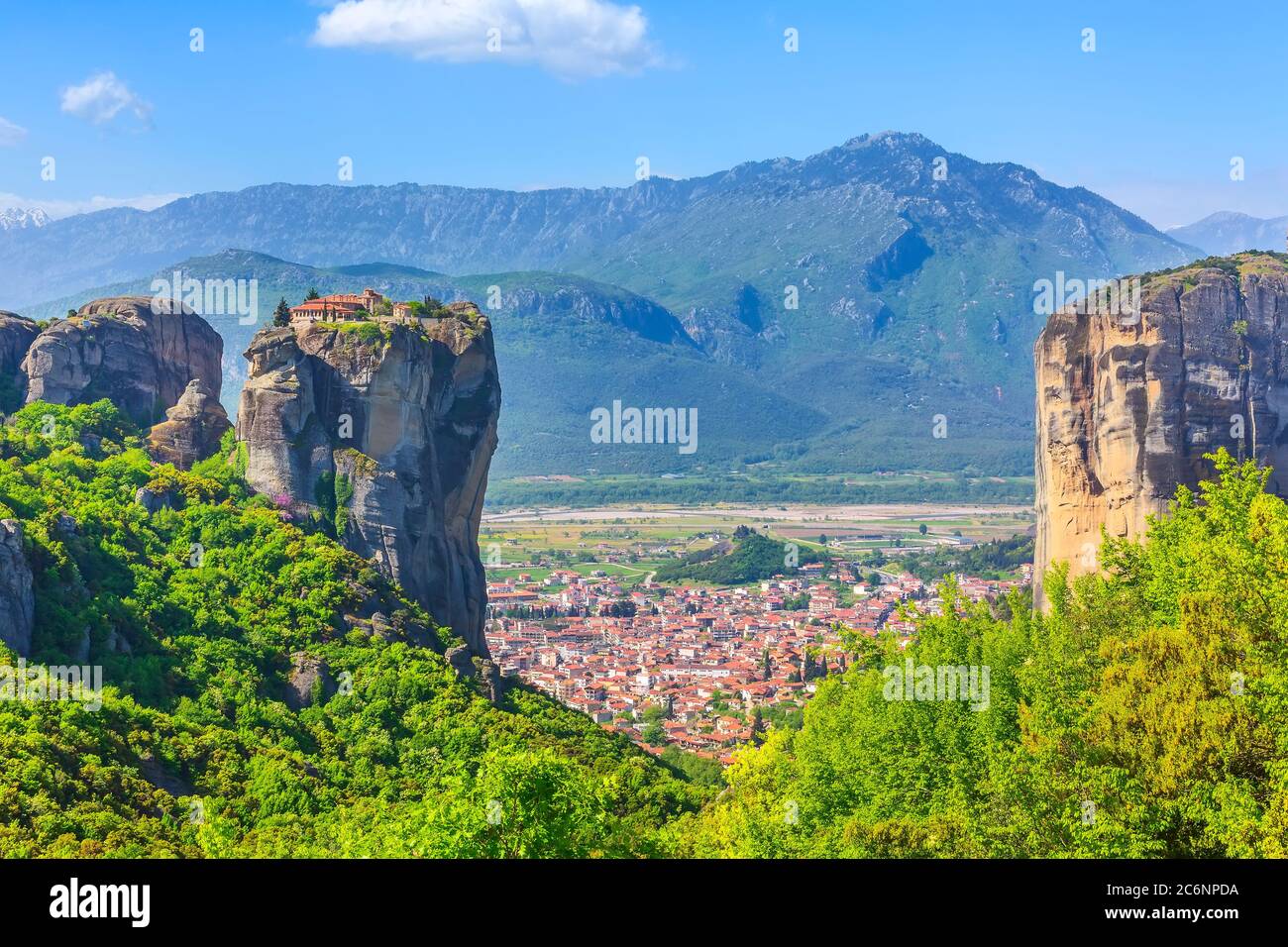 Monastero della Santissima Trinità sulla cima della scogliera, Meteora, Grecia e Kalampaka città nella valle Foto Stock