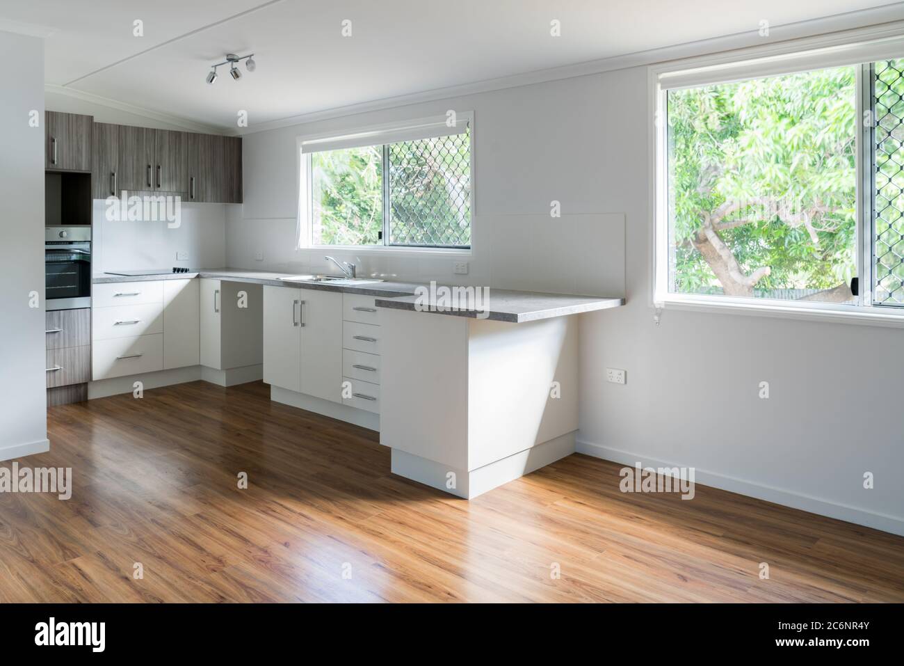 Nuova cucina in casa ristrutturata con pavimento in legno galleggiante Foto Stock