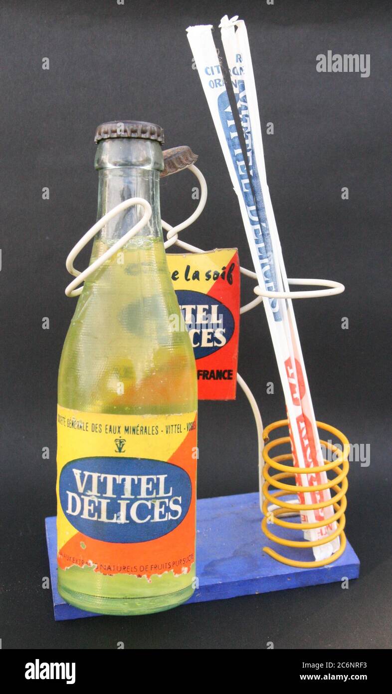 Porte paille et bouteille de Vittel Delices vers 1960 Foto Stock