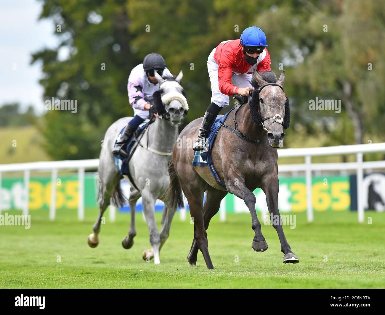 Indie Angel guidato da Nicky Mackay (a destra) vince la British Stallion Stacchs EBF Fillies handicap Stakes il terzo giorno del Moet and Chandon July Festival presso l'ippodromo di Newmarket. Foto Stock