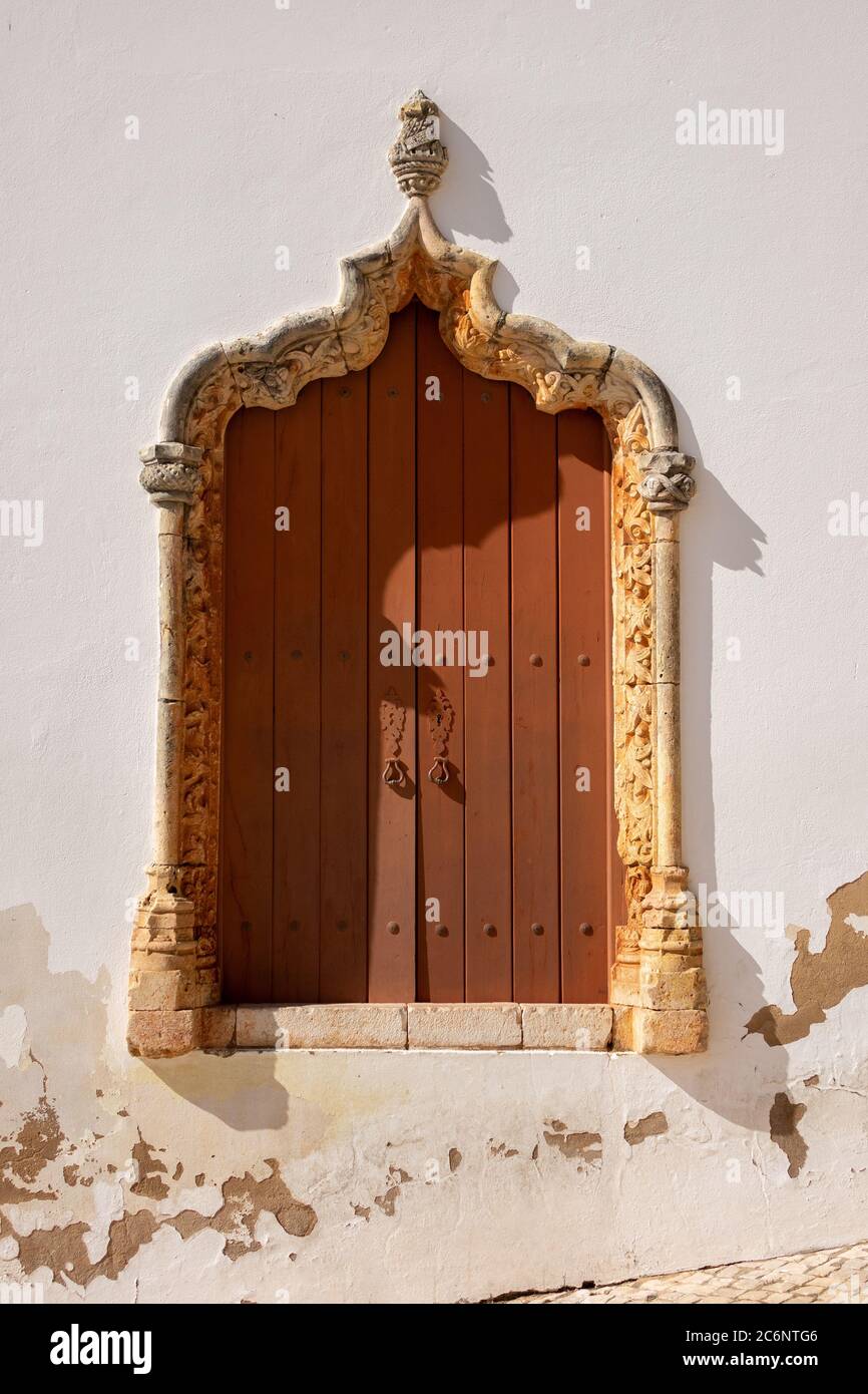 Old Door on Rua da se di fronte alla Cattedrale di Silves un altro edificio religioso in Portogallo Silves Foto Stock