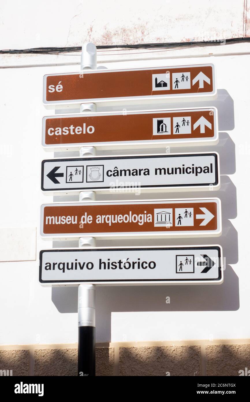 Silves Municipal Direction Sign Post for Local Tourist and Visitor Points of Interest Foto Stock
