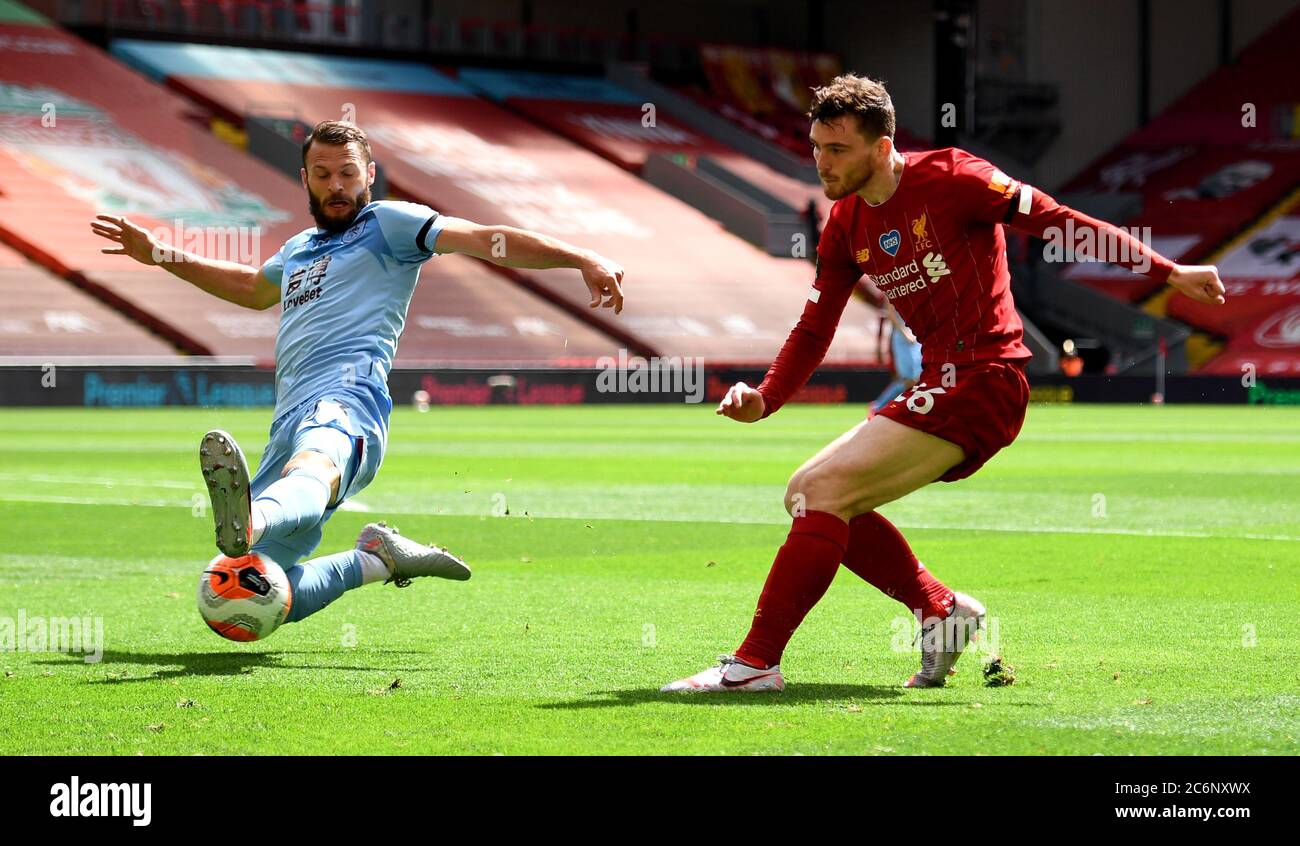 Erik Pieters di Burnley (a sinistra) e Andrew Robertson di Liverpool (a destra) si battono per la palla durante la partita della Premier League all'Anfield Stadium di Liverpool. Foto Stock