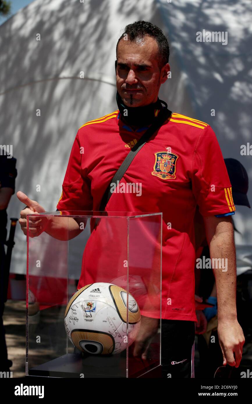 Madrid, Spagna; 11/07/2020.- dieci anni dopo che la Spagna ha vinto la Coppa del mondo di Calcio 2010 in Sud Africa, la Federazione di Calcio Spagnola rende omaggio presentando e condividendo il trofeo e una palla firmata dai giocatori nella Plaza de Colón di Madrid, dove centinaia di fan vengono a ricordare quel momento e scattare foto e acquistare un'edizione speciale. camicie con il nome del tuo giocatore preferito. E questo sotto una temperatura ufficiale di 37 gradi Celsius, ma che alcune fermate di autobus segnato fino a 43 gradi.Foto: Juan Carlos Rojas / Picture Alliance | utilizzo in tutto il mondo Foto Stock