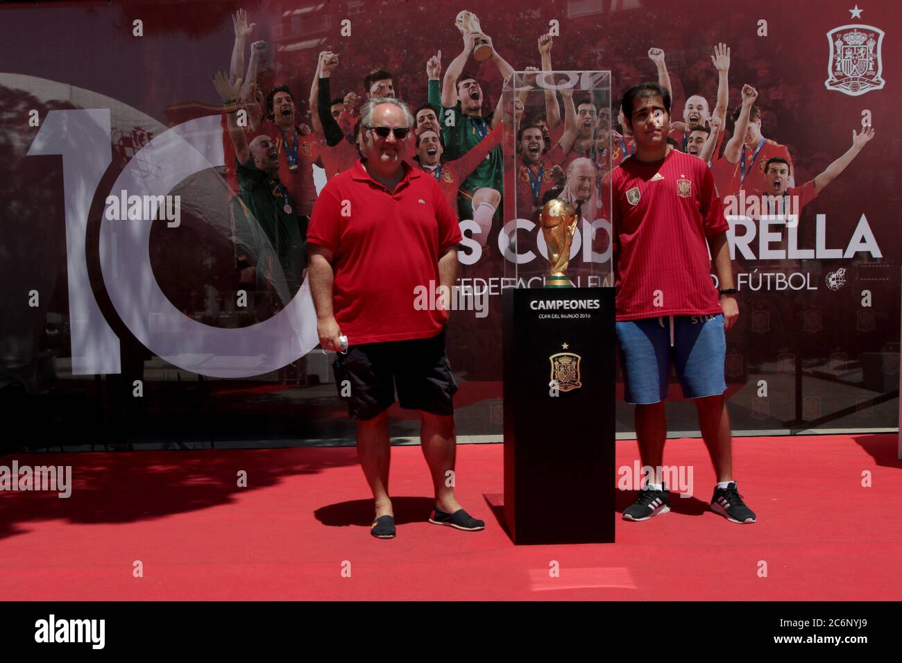 Madrid, Spagna; 11/07/2020.- dieci anni che la Spagna ha vinto la Coppa del mondo di calcio in Sudafrica 2010 la Federazione di calcio spagnola rende omaggio mostrando e condividendo il trofeo nella Plaza de Colon a Madrid, Dove centinaia di fan vengono a ricordare quel momento e scattare foto e acquistare magliette in edizione speciale con il nome del loro giocatore preferito. E questo sotto una temperatura ufficiale di 37 gradi Celsius, ma che alcune fermate di autobus segnato fino a 43 gradi.Foto: Juan Carlos Rojas / Picture Alliance | utilizzo in tutto il mondo Foto Stock