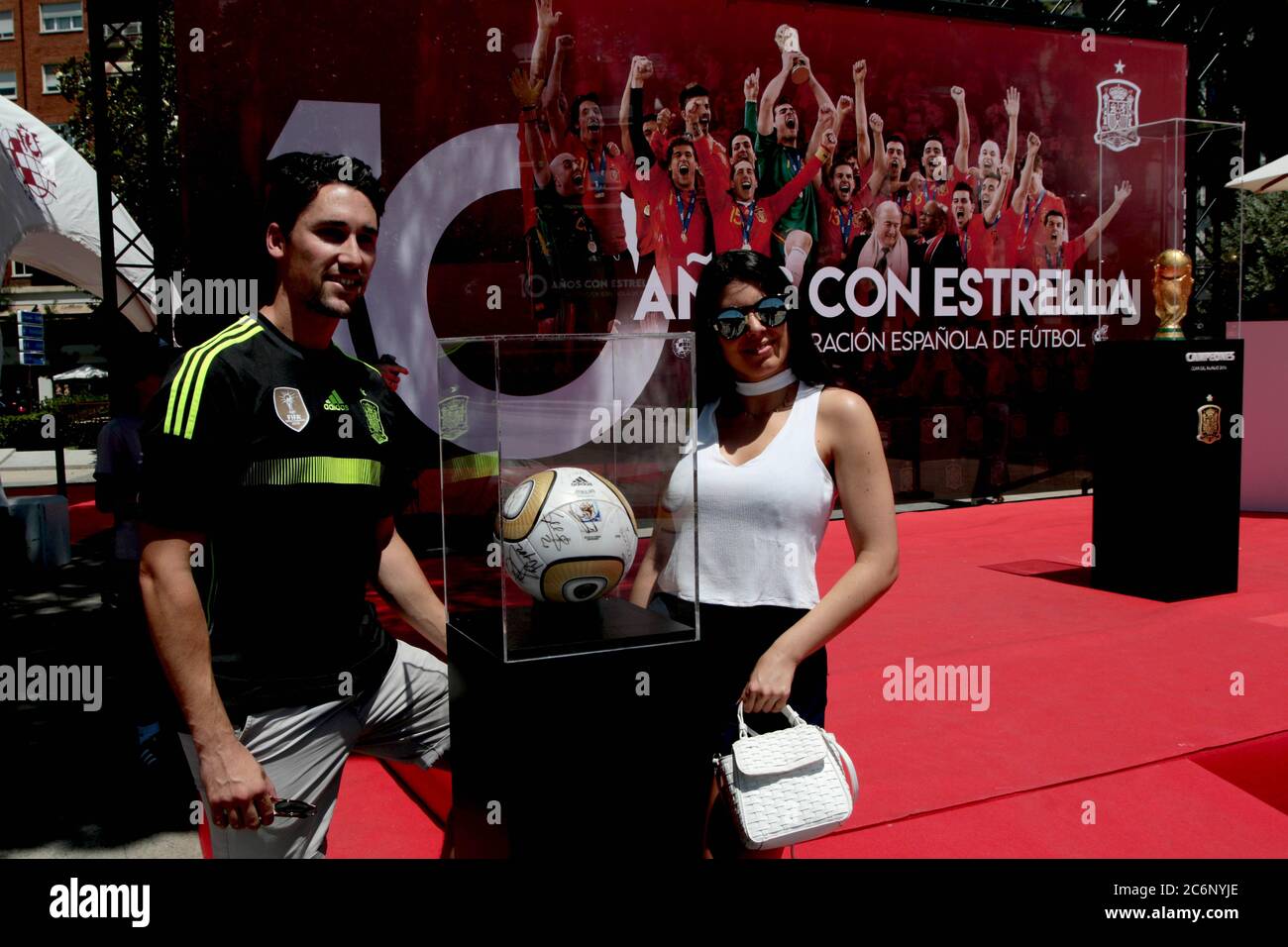 Madrid, Spagna; 11/07/2020.- dieci anni che la Spagna ha vinto la Coppa del mondo di calcio in Sudafrica 2010 la Federazione di calcio spagnola rende omaggio mostrando e condividendo il trofeo nella Plaza de Colon a Madrid, Dove centinaia di fan vengono a ricordare quel momento e scattare foto e acquistare magliette in edizione speciale con il nome del loro giocatore preferito. E questo sotto una temperatura ufficiale di 37 gradi Celsius, ma che alcune fermate di autobus segnato fino a 43 gradi.Foto: Juan Carlos Rojas / Picture Alliance | utilizzo in tutto il mondo Foto Stock