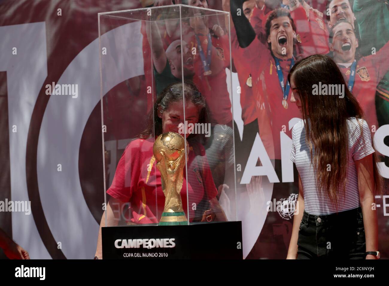 Madrid, Spagna; 11/07/2020.- dieci anni che la Spagna ha vinto la Coppa del mondo di calcio in Sudafrica 2010 la Federazione di calcio spagnola rende omaggio mostrando e condividendo il trofeo nella Plaza de Colon a Madrid, Dove centinaia di fan vengono a ricordare quel momento e scattare foto e acquistare magliette in edizione speciale con il nome del loro giocatore preferito. E questo sotto una temperatura ufficiale di 37 gradi Celsius, ma che alcune fermate di autobus segnato fino a 43 gradi.Foto: Juan Carlos Rojas / Picture Alliance | utilizzo in tutto il mondo Foto Stock