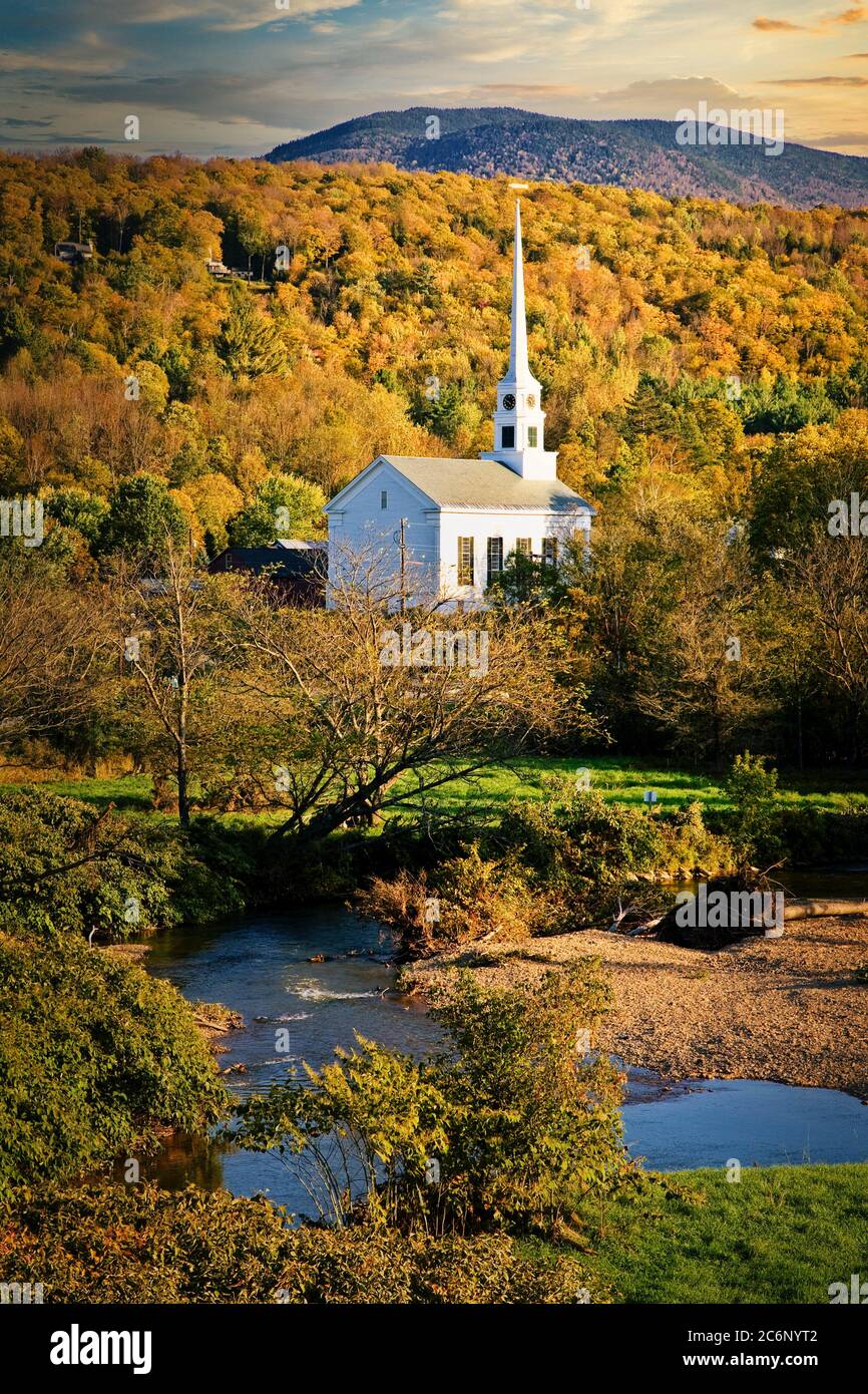 La Chiesa della Comunità di Stowe si distingue tra i vivaci colori autunnali delle Montagne bianche del Vermont. Foto Stock