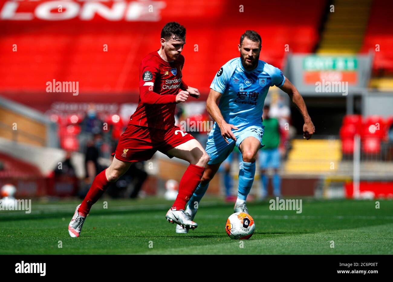 Andrew Robertson di Liverpool (a sinistra) e Erik Pieters di Burnley si battono per la palla durante la partita della Premier League all'Anfield Stadium di Liverpool. Foto Stock