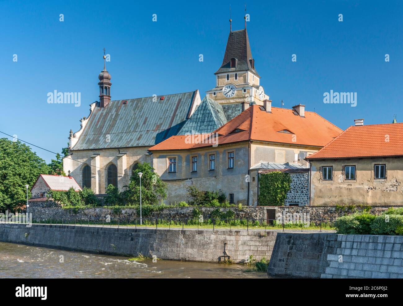 Chiesa di Santa Croce, o ritrovamento della vera Croce Chiesa, 16 ° secolo, sul fiume SMADA, in Frydlant, Boemia, Liberec Regione, Repubblica Ceca Foto Stock