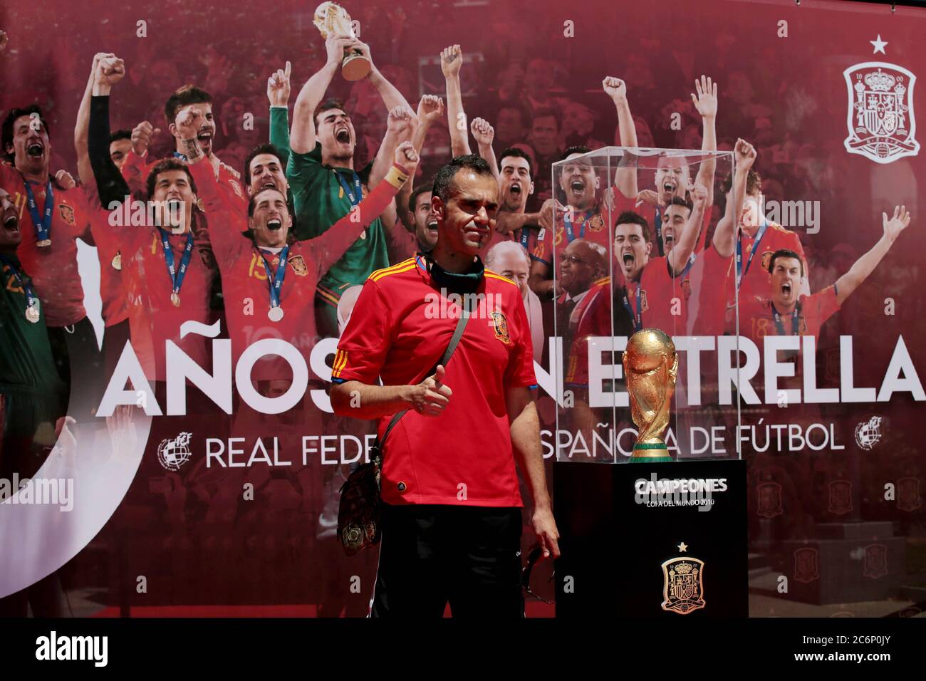 Madrid, Spagna; 11/07/2020.- dieci anni che la Spagna ha vinto la Coppa del mondo di calcio in Sudafrica 2010 la Federazione di calcio spagnola rende omaggio mostrando e condividendo il trofeo nella Plaza de Colon a Madrid, Dove centinaia di fan vengono a ricordare quel momento e scattare foto e acquistare magliette in edizione speciale con il nome del loro giocatore preferito. E questo sotto una temperatura ufficiale di 37 gradi Celsius, ma che alcune fermate di autobus segnato fino a 43 gradi.Foto: Juan Carlos Rojas / Picture Alliance | utilizzo in tutto il mondo Foto Stock