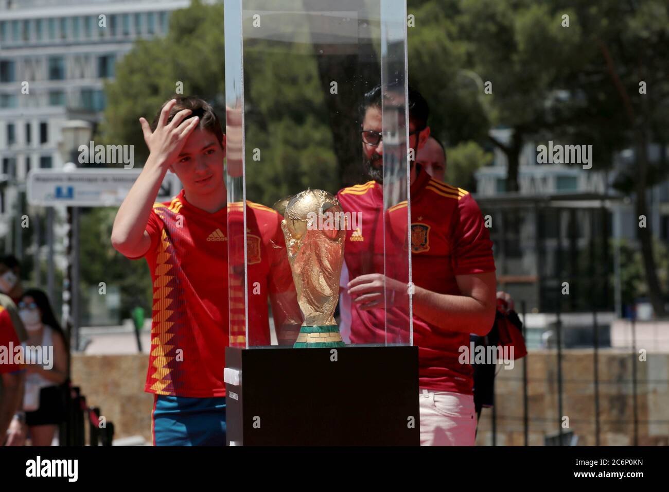 Madrid, Spagna; 11/07/2020.- dieci anni che la Spagna ha vinto la Coppa del mondo di calcio in Sudafrica 2010 la Federazione di calcio spagnola rende omaggio mostrando e condividendo il trofeo nella Plaza de Colon a Madrid, Dove centinaia di fan vengono a ricordare quel momento e scattare foto e acquistare magliette in edizione speciale con il nome del loro giocatore preferito. E questo sotto una temperatura ufficiale di 37 gradi Celsius, ma che alcune fermate di autobus segnato fino a 43 gradi.Foto: Juan Carlos Rojas / Picture Alliance | utilizzo in tutto il mondo Foto Stock