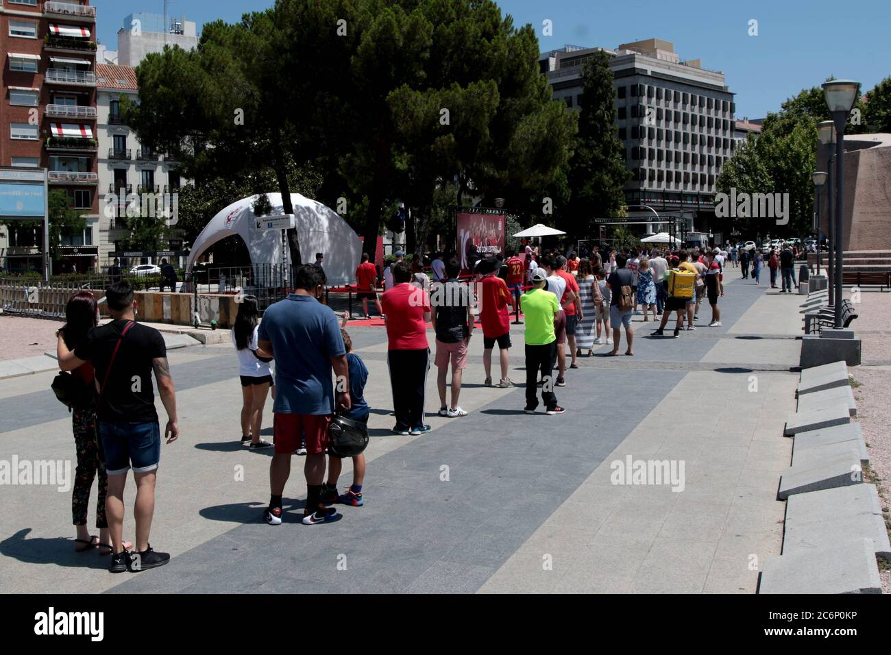 Madrid, Spagna; 11/07/2020.- dieci anni che la Spagna ha vinto la Coppa del mondo di calcio in Sudafrica 2010 la Federazione di calcio spagnola rende omaggio mostrando e condividendo il trofeo nella Plaza de Colon a Madrid, Dove centinaia di fan vengono a ricordare quel momento e scattare foto e acquistare magliette in edizione speciale con il nome del loro giocatore preferito. E questo sotto una temperatura ufficiale di 37 gradi Celsius, ma che alcune fermate di autobus segnato fino a 43 gradi.Foto: Juan Carlos Rojas / Picture Alliance | utilizzo in tutto il mondo Foto Stock