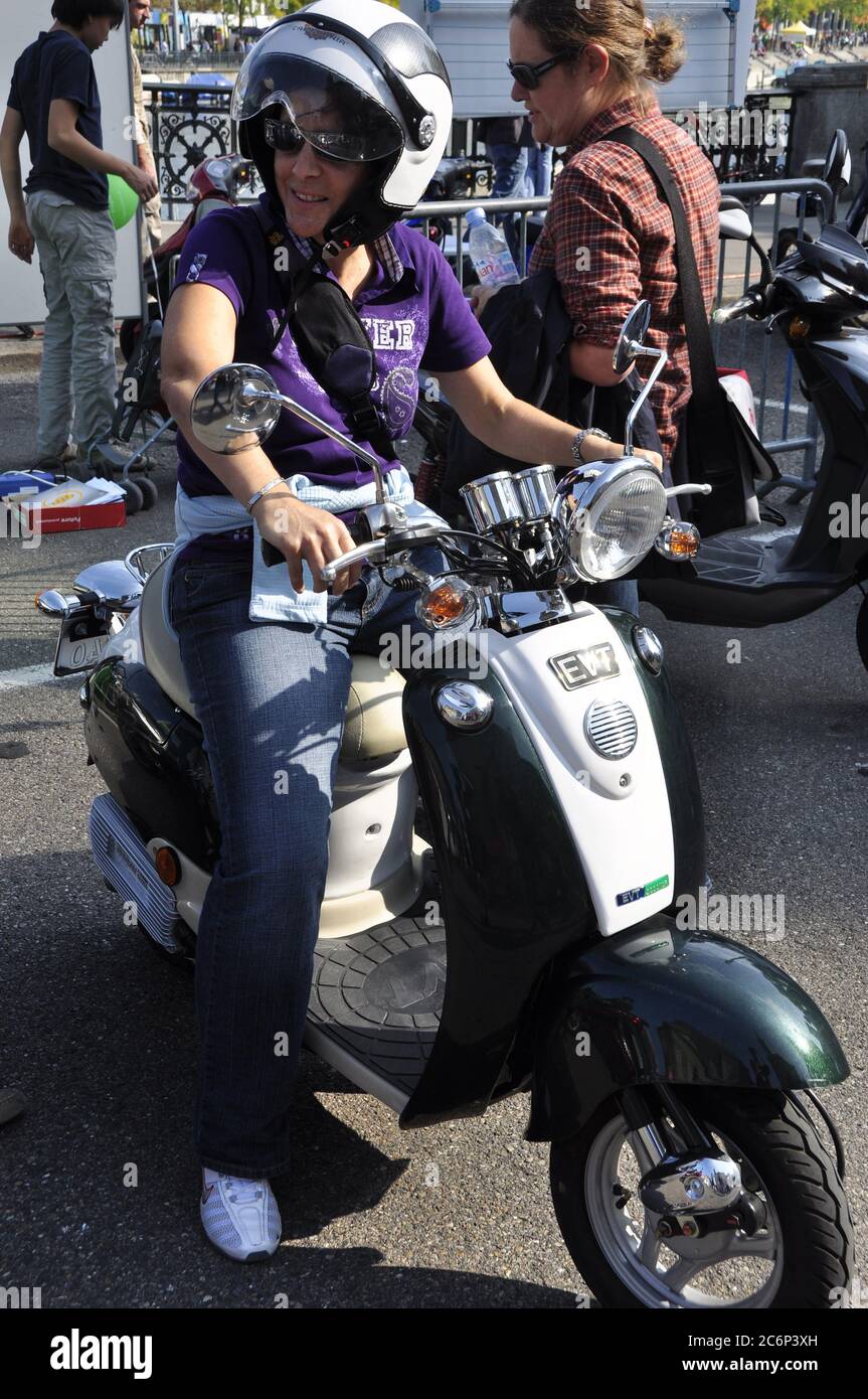 Buona per il clima e ambiente: la guida con un SOSTENIBILE E-Bike in Zürich-City presso la "la mobilità-giorno" Foto Stock