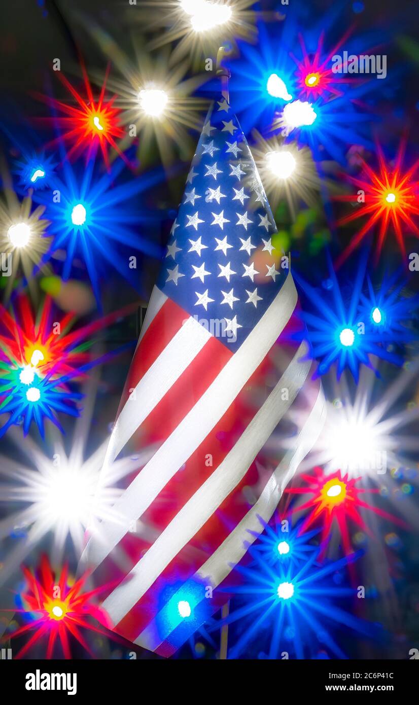 Bandiera americana singola con luce colorata che scoppia intorno alla bandiera degli Stati Uniti Foto Stock