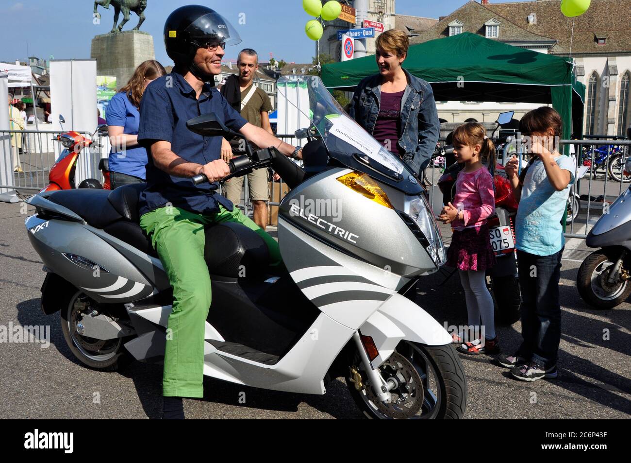 Buona per il clima e ambiente: la guida con un SOSTENIBILE E-Bike in Zürich-City presso la "la mobilità-giorno" Foto Stock
