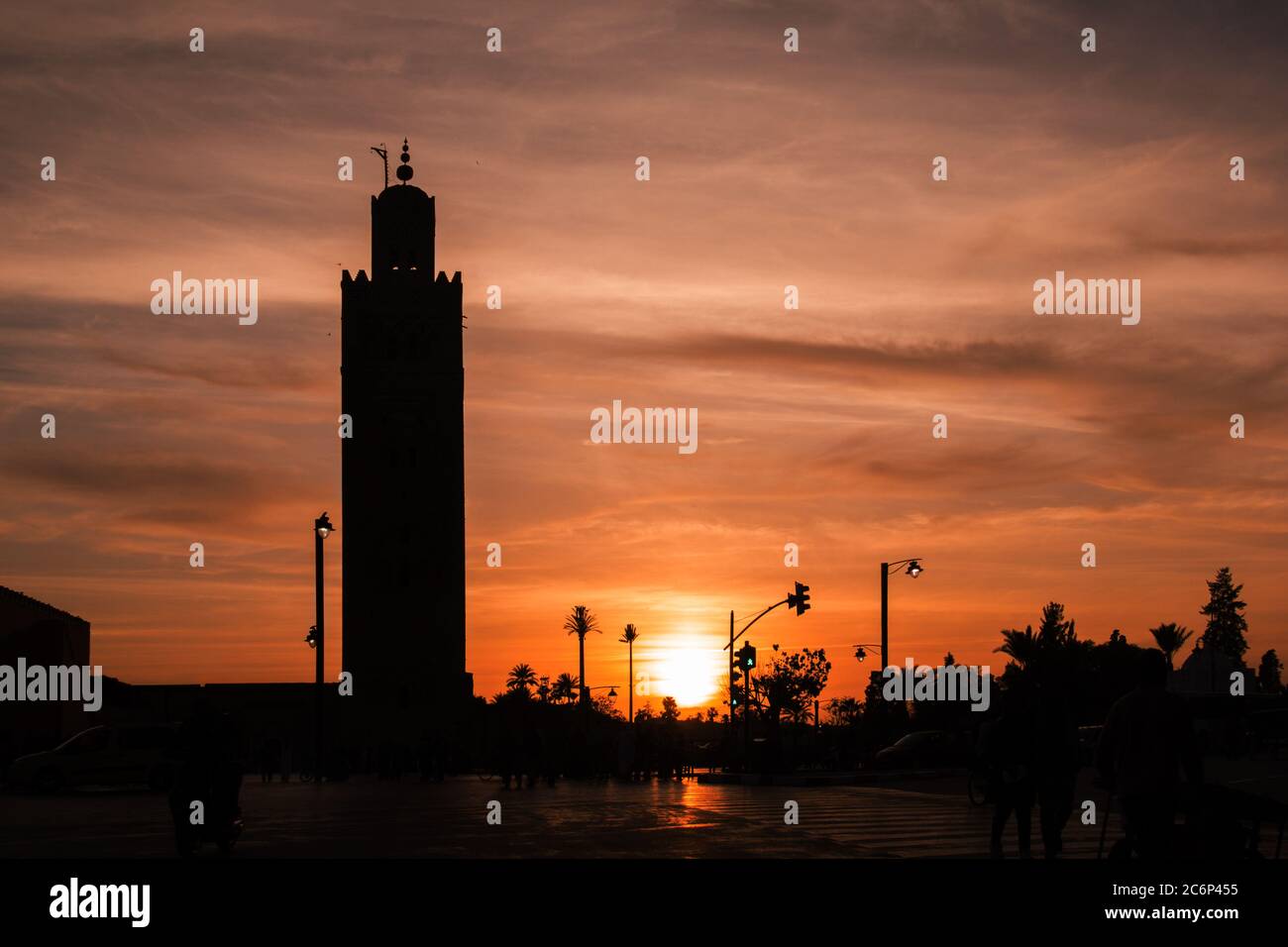 Tramonto in piazza Djemaa el-fna con la silhouette minareto Koutoubia a Marrakech, Marocco Foto Stock