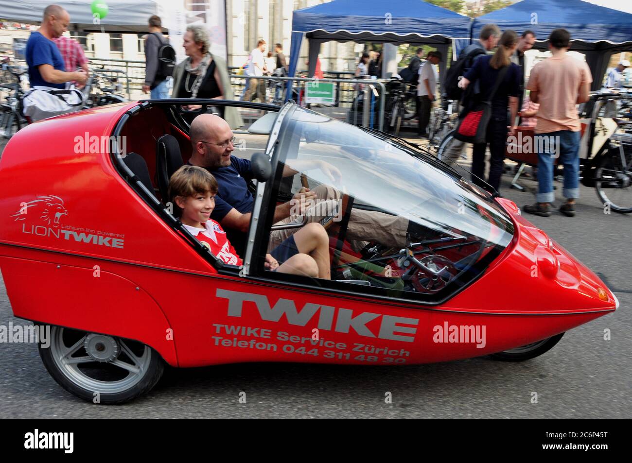 Buona per il clima e ambiente: la guida con un SOSTENIBILE E-Bike in Zürich-City presso la "la mobilità-giorno" Foto Stock