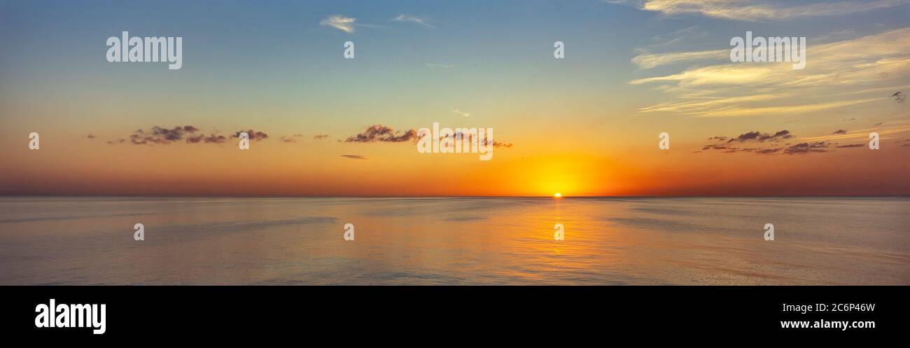 Tramonto sul Golfo del Messico dalla costa occidentale della Florida negli Stati Uniti Foto Stock