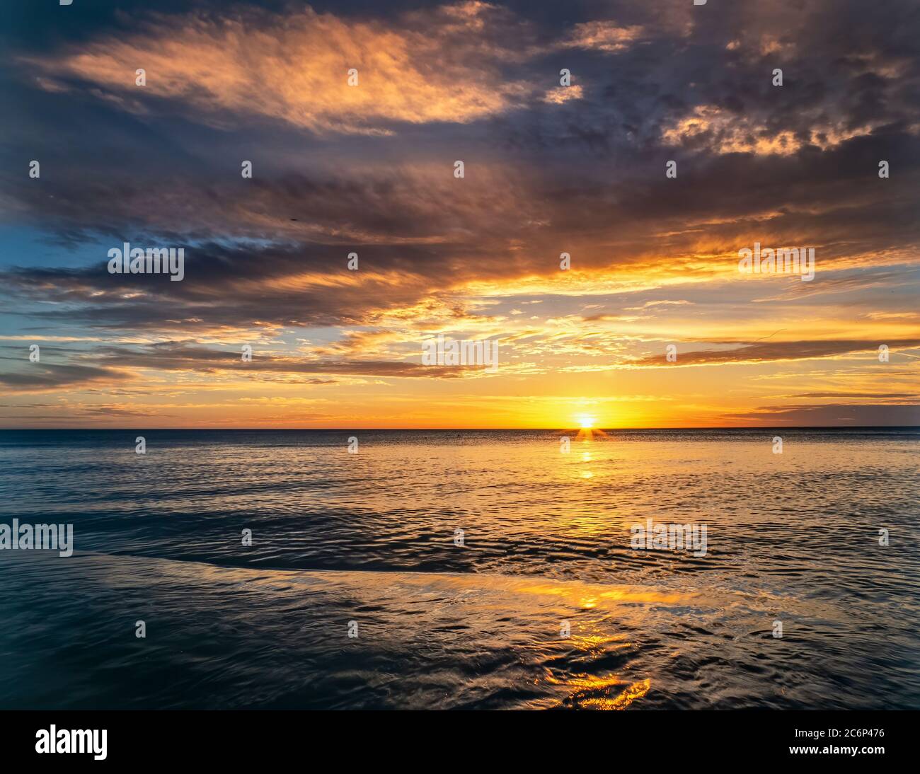 Tramonto sul Golfo del Messico dalla costa occidentale della Florida negli Stati Uniti Foto Stock