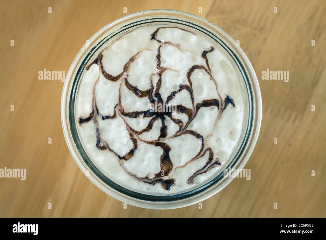 Caffè Mocha e cioccolato Art su latte di schiuma al centro cornice su legno sfondo in tonalità vintage Foto Stock