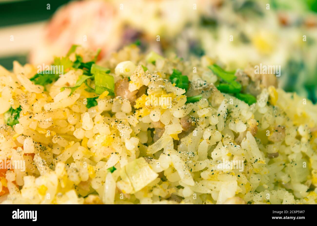 Riso e insalata di maiale arrosto alla Thai con luce naturale in vista ravvicinata in tonalità vintage Foto Stock