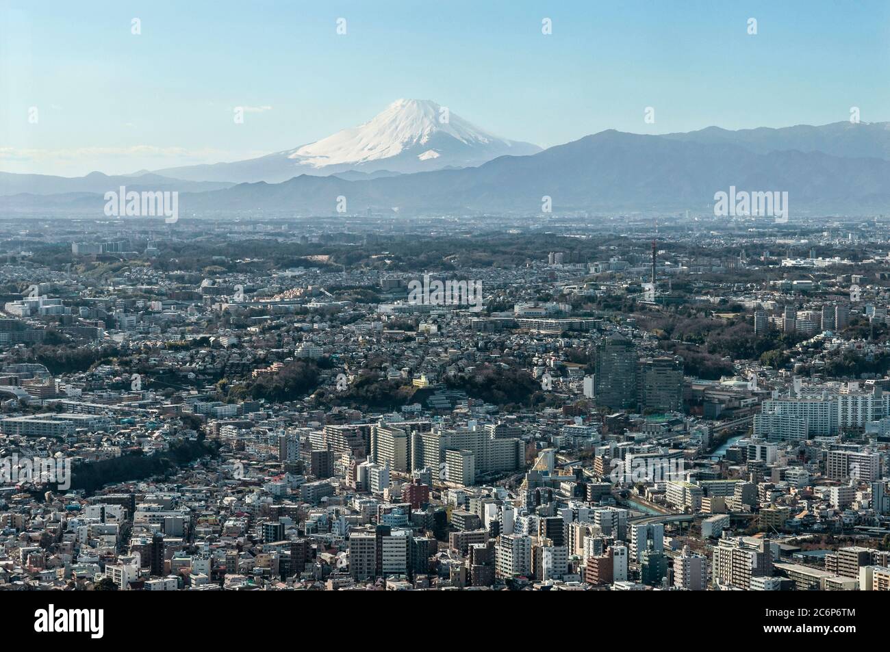 Il Monte Fuji si erge sopra la periferia della città di Yokohama. Foto Stock