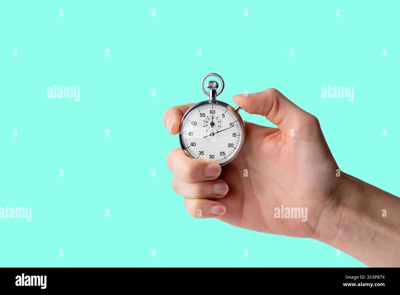 cronometro tenere in mano, pulsante premuto, aqua monocromatica menthe sfondo Foto Stock