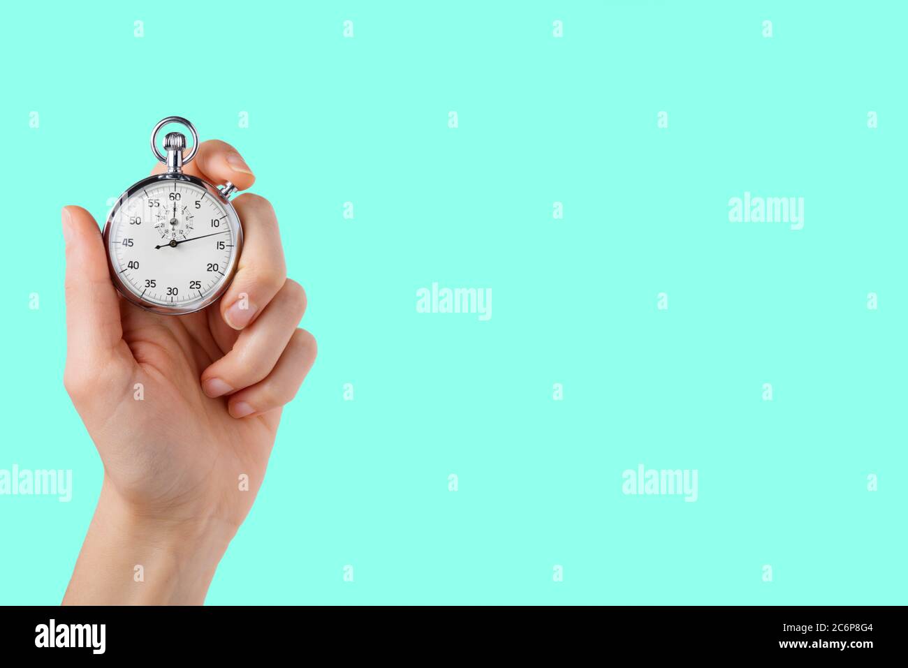 cronometro tenere in mano, pulsante premuto, aqua monocromatica menthe sfondo Foto Stock