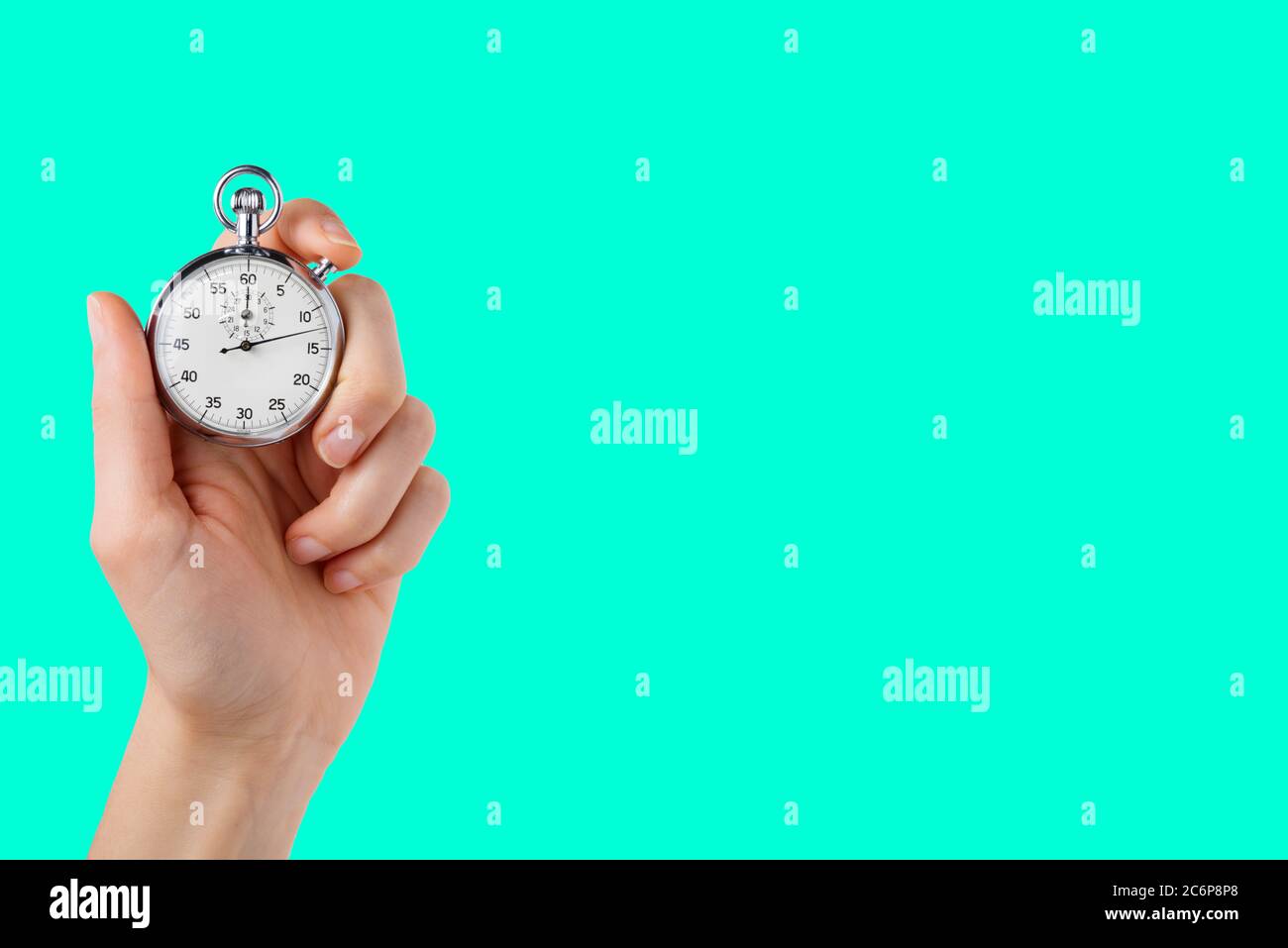 cronometro tenere in mano, pulsante premuto, aqua monocromatica menthe sfondo Foto Stock