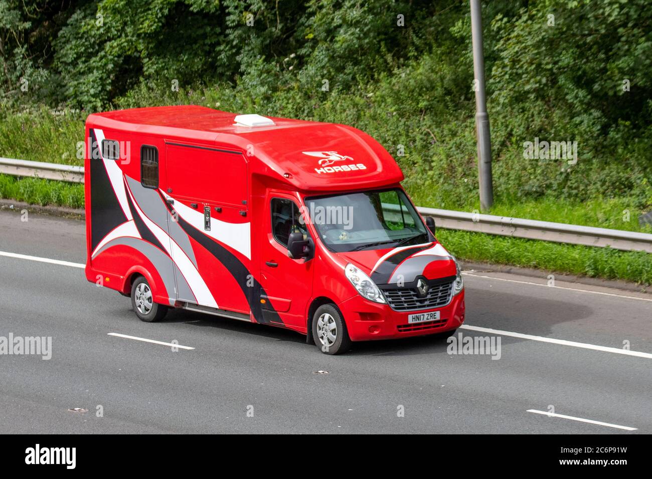 2017 Renault Master Lm35 Business + DC; furgone nero rosso; costruzione e trasformazione di pullman trasporto di animali sull'autostrada M6, Lancashire, Regno Unito Foto Stock