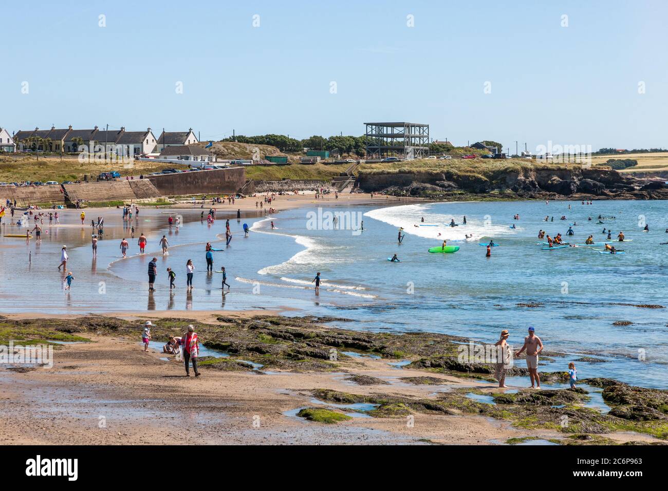 Garrettstown, Cork, Irlanda. 11 Luglio 2020. In un pomeriggio caldo e soleggiato i turisti godono il bel tempo su Garrettstown Beach, Co. Cork, Irlanda. - credito; David Creedon / Alamy Live News Foto Stock