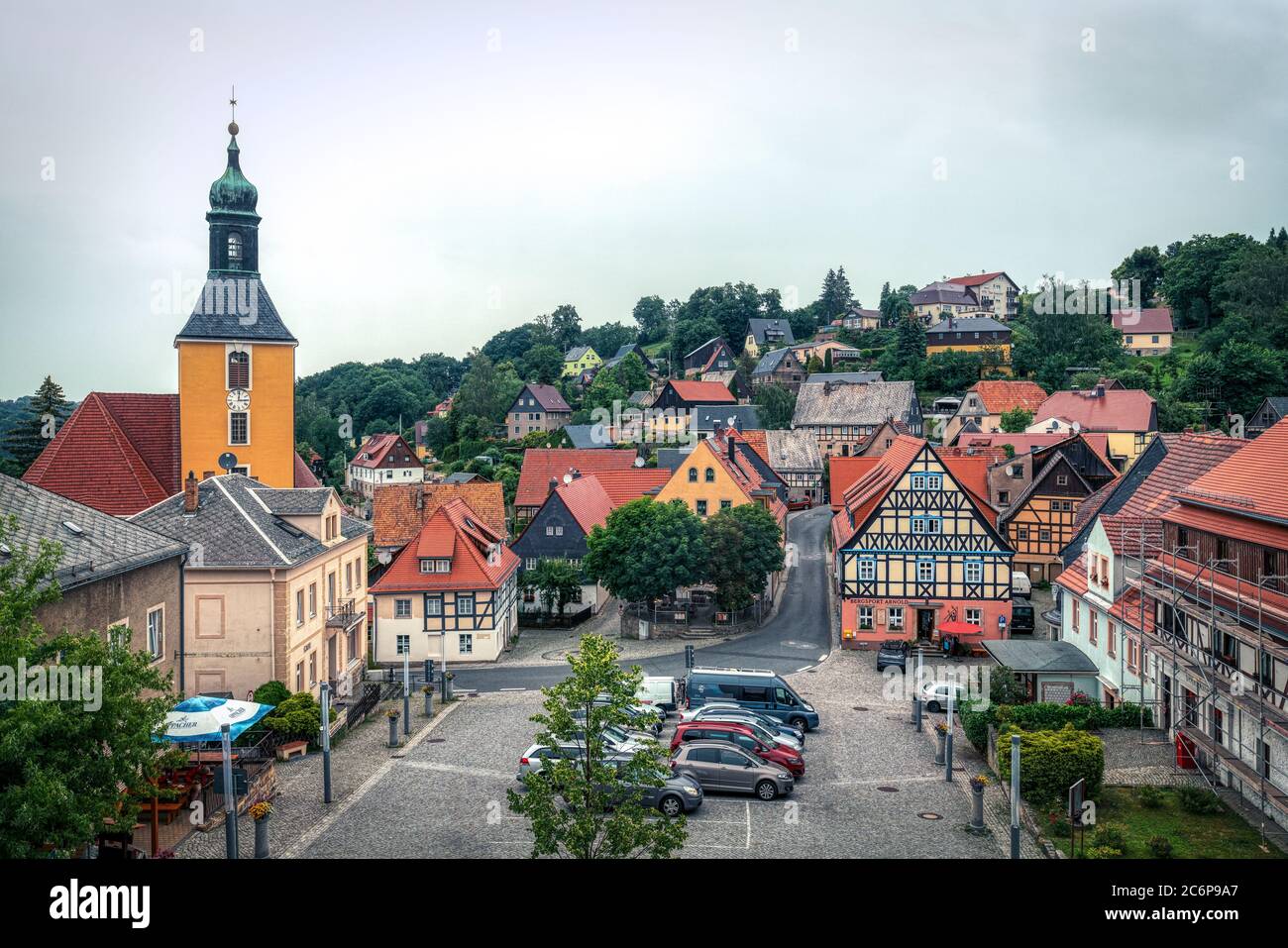 Il colorato villaggio Hohnstein in Svizzera sassone in Germania Foto Stock