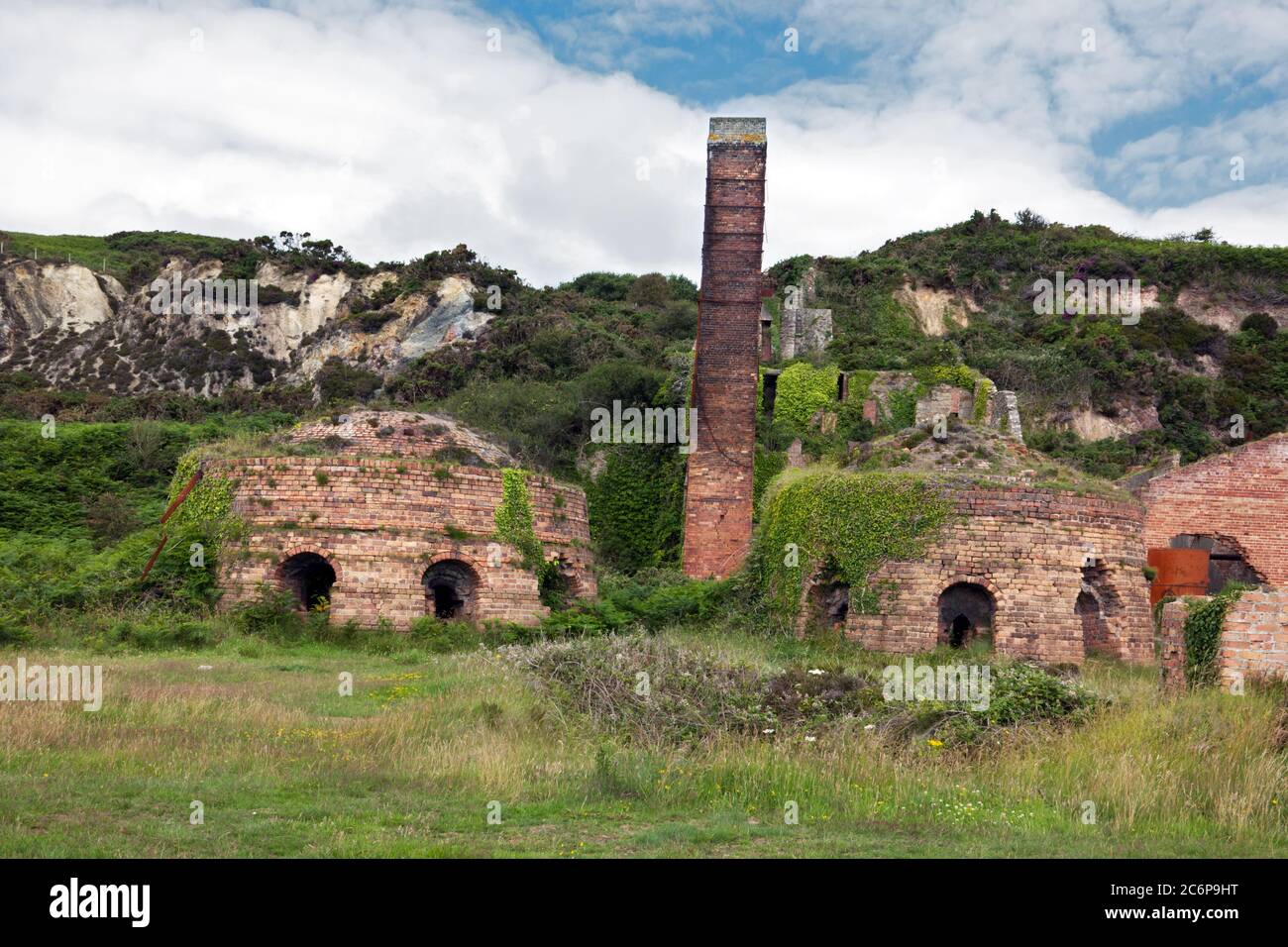 Porth Wen Brickworks è una fabbrica di mattoni vittoriani in disuso originariamente usato per fare mattoni a fuoco per linee forni per la produzione di acciaio. Foto Stock