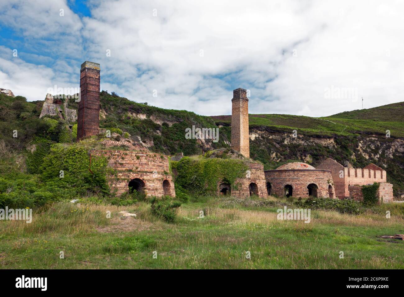 Porth Wen Brickworks è una fabbrica di mattoni vittoriani in disuso originariamente usato per fare mattoni a fuoco per linee forni per la produzione di acciaio. Foto Stock