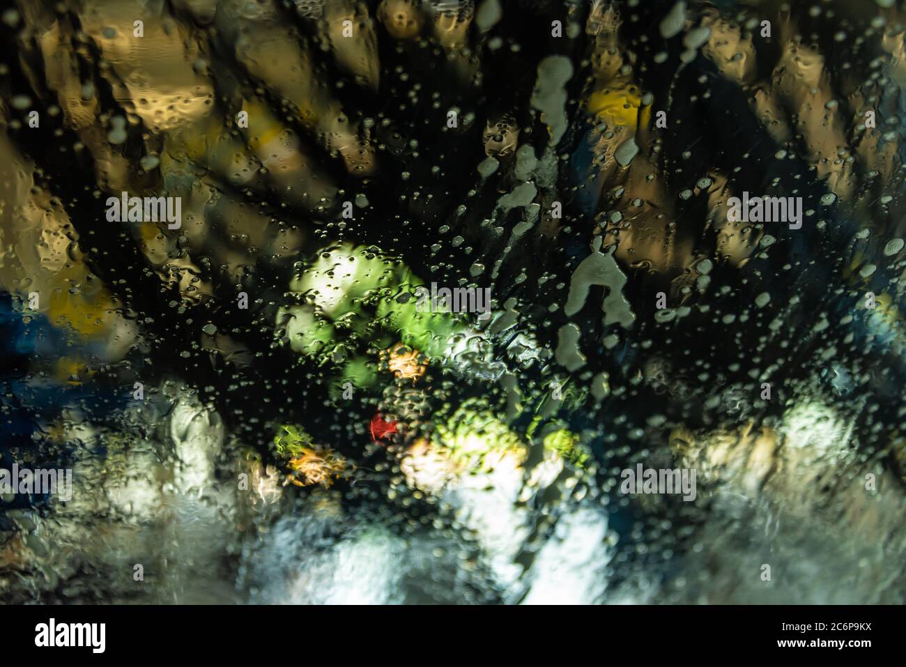 Vista astratta attraverso il parabrezza del lavaggio automatico. (STATI UNITI) Foto Stock