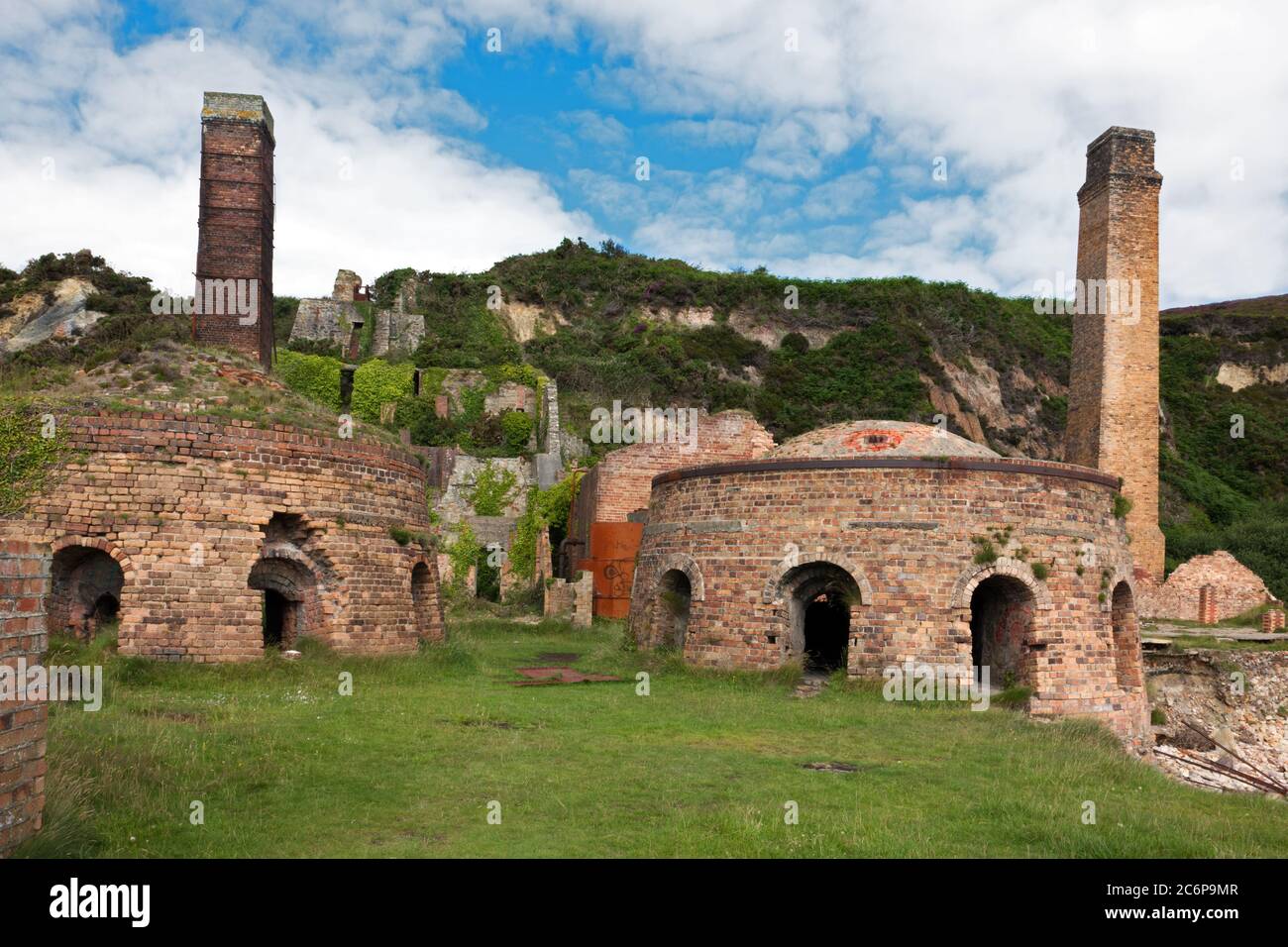 Porth Wen Brickworks è una fabbrica di mattoni vittoriani in disuso originariamente usato per fare mattoni a fuoco per linee forni per la produzione di acciaio. Foto Stock