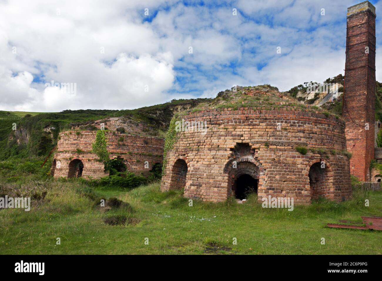 Porth Wen Brickworks è una fabbrica di mattoni vittoriani in disuso originariamente usato per fare mattoni a fuoco per linee forni per la produzione di acciaio. Foto Stock
