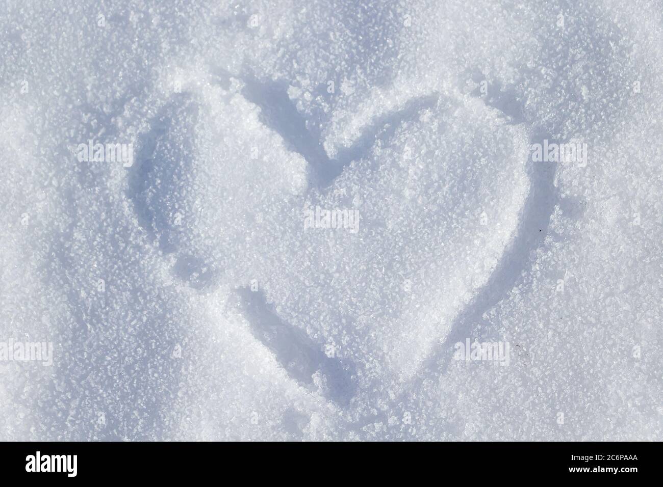 Cuore dipinto sulla neve, simbolo dell'amore e del giorno di San Valentino Foto Stock