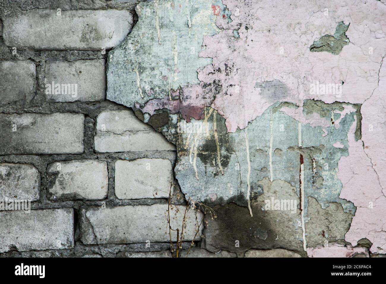Vecchio stucco che si sgretola dal muro Foto stock - Alamy